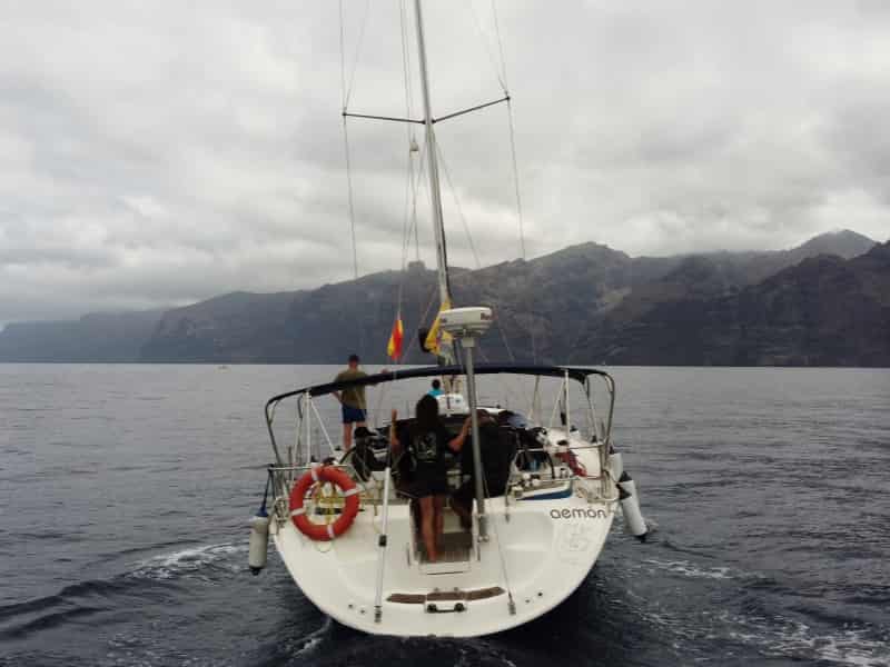 Velero Aemón junto a los acantilados de Los Gigantes