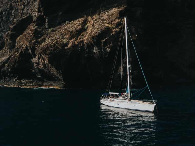 Velero Ayla frente a los acantilados de Los Gigantes