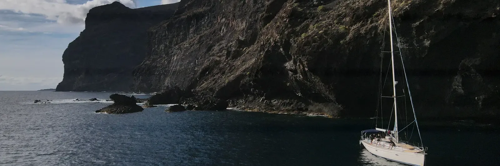 Velero junto a los acantilados de Los Gigantes
