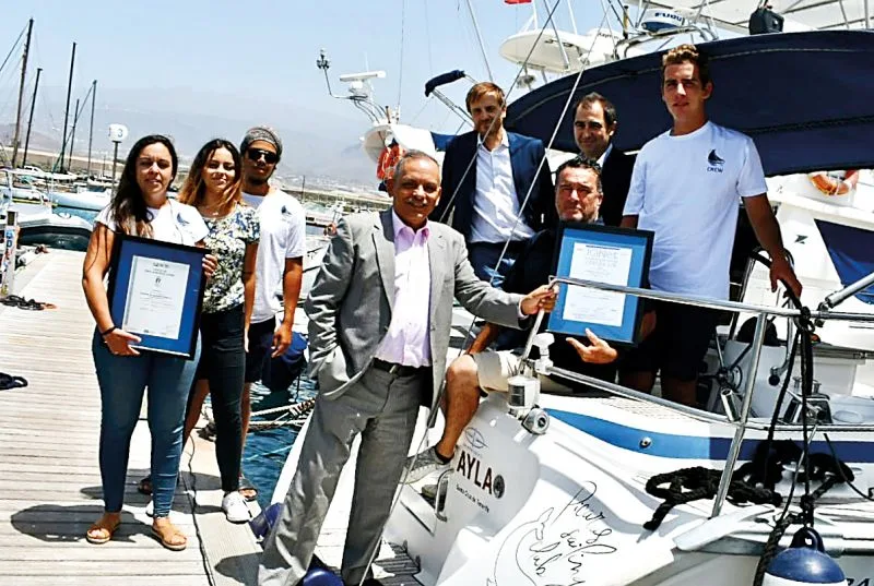 Entrega del certificado ISO 9001 de AENOR al equipo de Picarus a bordo del velero Ayla (2018)