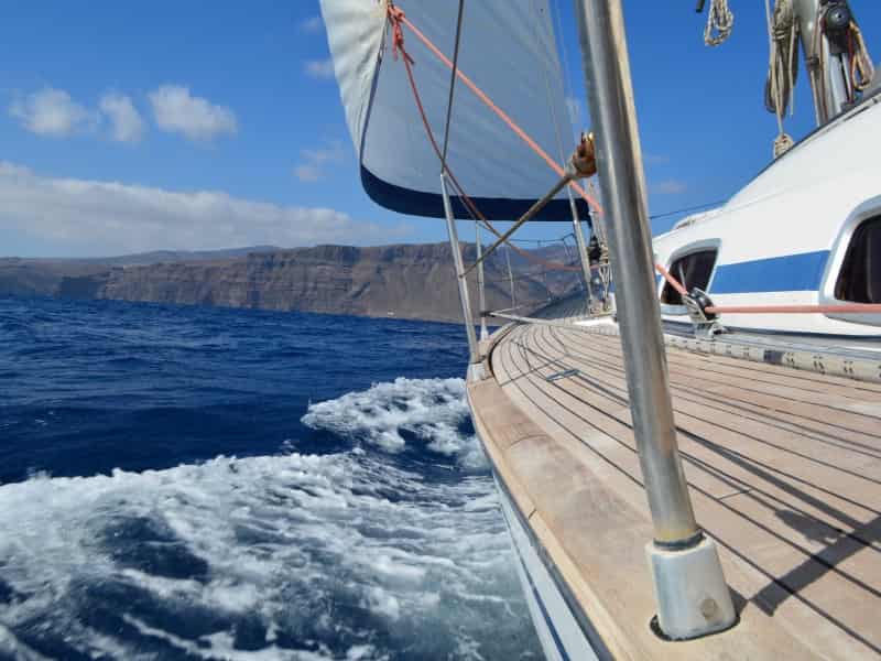 Barco velero junto al acantilado de Los Gigantes